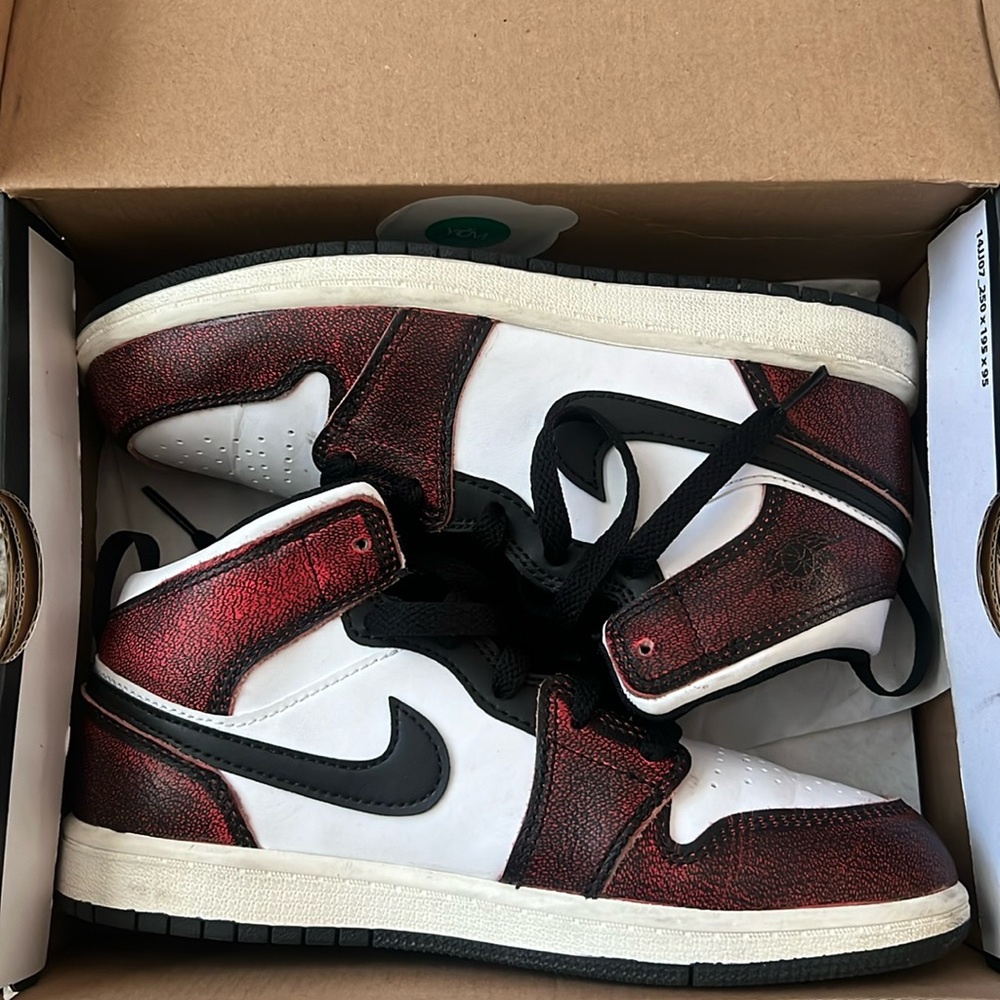 Air Jordan 1 Mid SE Size 3Y kids like new